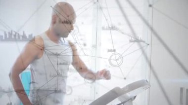 Koşu bandında yürüyen karışık ırk erkek sporcusu ile bağlantı ağı, veri işleme ve istatistik kaydı animasyonu ve arka plandaki bir spor salonunda akıllı adam üzerindeki ilerlemesini kontrol etmek.