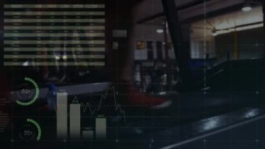 Veri işleme ve istatistik kaydının animasyonu. Arka plandaki spor salonunda koşu bandında koşan erkek sporcunun bacakları.. 