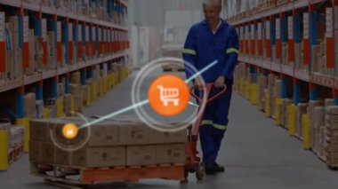 Çevrimiçi güvenlik ve çevrimiçi alışveriş tramvayı simgeleriyle bağlantı ağının animasyonu, arka planda yoğun depo çalışanı ile dijital veri işleme. Küresel bağlantılar ağ iş konsepti dijital bileşik ağı.