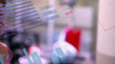 Arka plandaki spor salonunda koşu bandında koşan beyaz kadın sporcunun veri işleme ve istatistik kaydının animasyonu. Küresel spor ve teknoloji istatistikleri veri işleme kavramı dijital bileşimi.