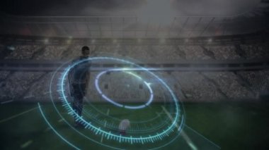 Arka plandaki bir spor stadyumunda oynanan rugby maçında erkek rugby oyuncusuyla yapılan bağlantı, veri işleme ve istatistik kaydının animasyonu. 