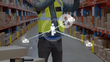 İnsanlarla bağlantı ağının canlandırılması, arka planda Sanal Gerçeklik kulaklığı takan bir depo çalışanı ile dijital veri işleme. Küresel bağlantılar ağ iş konsepti dijital bileşik ağı.