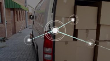 Simgelerle bağlantı ağının animasyonu, Kafkas erkek depo çalışanlarıyla dijital veri işleme, arka planda teslimat için kutularla dolu bir minibüse binen sürücü.. 