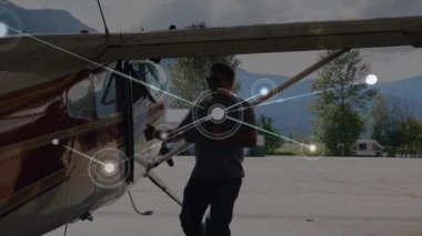 Arka planda havaalanında bir pilot tarafından kontrol edilen küresel bağlantı ve veri işleme ağının animasyonu. Küresel bağlantılar seyahat kavramı dijital kompozit.
