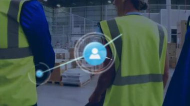 İnsan simgeleriyle bağlantı ağının animasyonu, Kafkasyalı erkek depo çalışanlarıyla dijital veri işleme ve arka planda sarı yelekler.