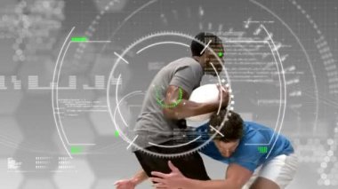 Rugby maçında arka planda iki erkek ragbi oyuncusuyla yapılan veri işleme ve istatistik kaydının animasyonu. Küresel spor ve teknoloji istatistikleri veri işleme kavramı dijital bileşimi.