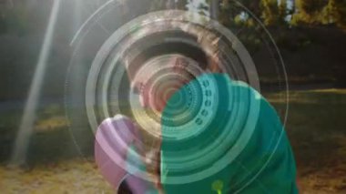 Veri işleme ve istatistik kaydının animasyonu ve arka planda yumruk atan karışık ırktan bayan sporcu boksör. 