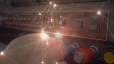 Hava trafik kontrol sisteminin küresel bağlantı ağının animasyonu ve veri işleme sistemi, pilotun arka planda uçak kokpitini kontrol etmesi. 