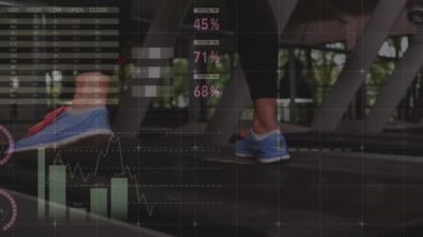 Arka planda bir spor salonunda koşu bandında koşan kadın sporcuyla bağlantı ağı, veri işleme ve istatistik kaydı animasyonu.