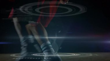 Erkek basketbolcunun arka plandaki bir maçta topu potaya attığı DNA iplikçikleri, veri işleme ve istatistik kaydı animasyonu.