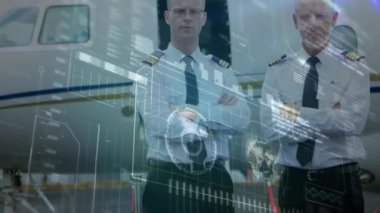 Hava trafik kontrol sisteminin küresel bağlantı ağının animasyonu ve veri işleme sistemi, iki beyaz erkek pilot arka planda havaalanında bir uçağın önünde duruyor.. 