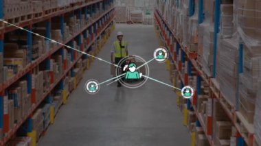Arka planda insan temsil simgeleriyle bağlantı ağının animasyonu, yoğun depo çalışanlarıyla dijital veri işleme. 