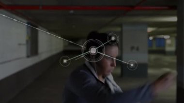 Arka planda boksör kadınların yumruk attığı bağlantılar, veri işleme ve istatistik kaydının animasyonu. 