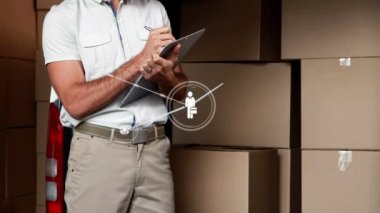 İnsanlarla bağlantı ağının animasyonu ve paylaşım simgeleri, arka planda teslim edilecek kutularla dolu bir minibüsün yanında elinde pano tutan meşgul bir erkek depo çalışanı ile dijital veri işleme.