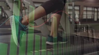 Veri işleme ve istatistik kaydının animasyonu, arka planda yavaş çekimde koşu bandında koşan bayan sporcunun bacaklarıyla.. 