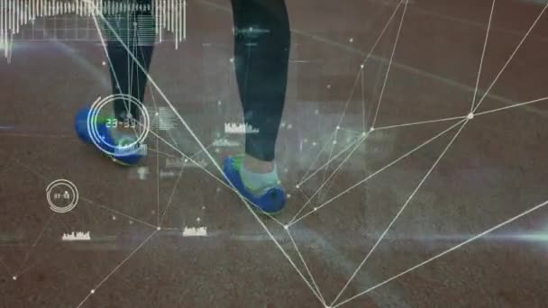 バックグラウンドでレーストラック上を歩く女性アスリートの足との接続 データ処理や統計記録のネットワークのアニメーション — ストック動画