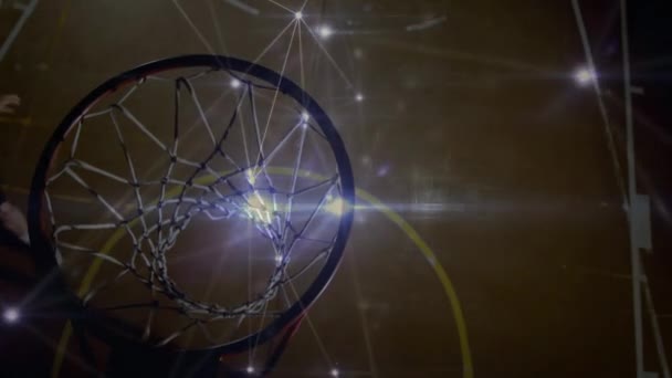 バスケットボールの男子選手との試合中にバスケットにボールを投げ接続 データ処理 統計のネットワークのアニメーション — ストック動画