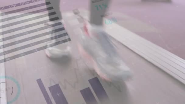 バックグラウンドでジムでトレッドミル上を歩く女性アスリートの足との接続 データ処理 統計記録のネットワークのアニメーション — ストック動画