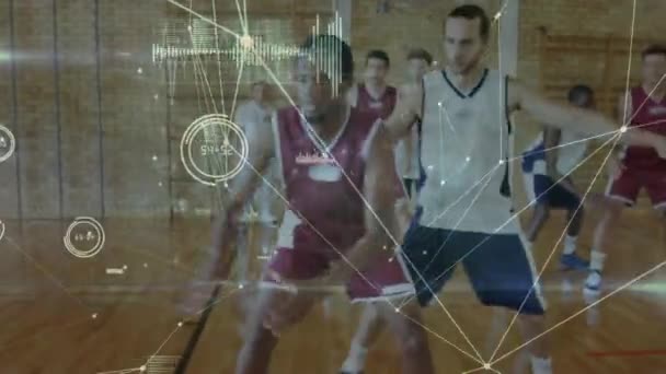 Animation d'un réseau de connexions, traitement de données et enregistrement de statistiques avec deux équipes de joueurs de basket-ball masculins lors d'un match en arrière-plan . 