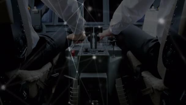 连接和数据处理全球网络的动画化 背景中坐在飞机驾驶舱中的两名飞行员的后视镜 — 图库视频影像