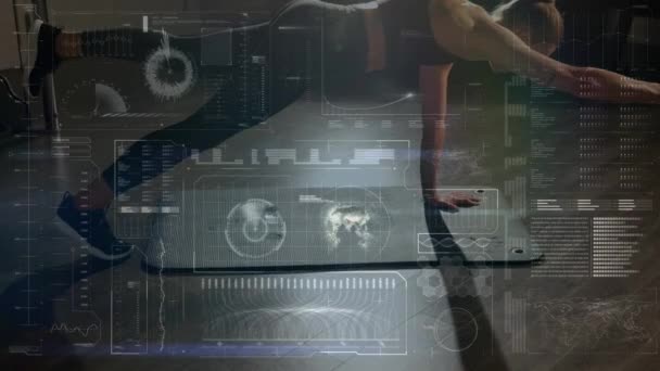 Animation de traitement de données et enregistrement de statistiques avec entraînement de musculation des athlètes féminines faisant de la planche dans un gymnase en arrière-plan. Statistiques mondiales du sport et de la technologie concept informatique composite numérique .