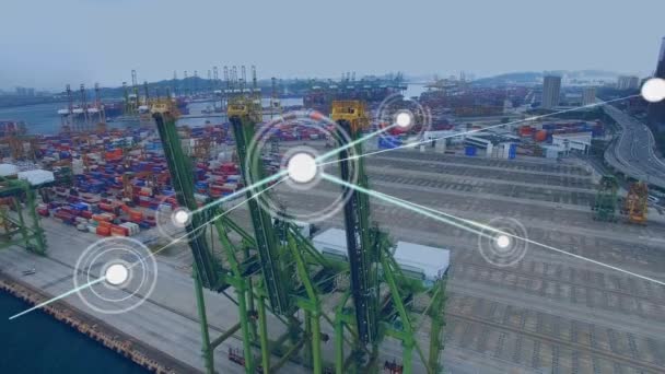 Animation du réseau de connexions avec icônes, traitement numérique des données avec vue aérienne du chantier naval et port occupé en arrière-plan . 