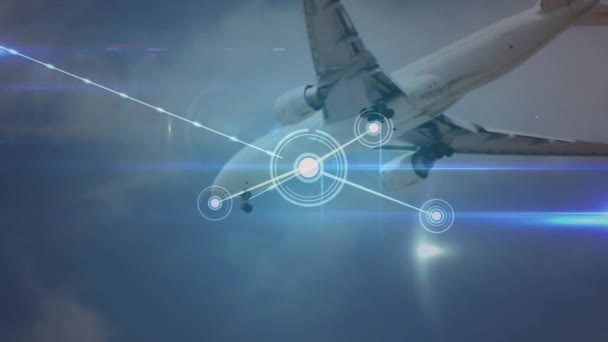 Animacja Globalnej Sieci Połączeń Przetwarzania Danych Samolotem Lecącym Tle Błękitnego — Wideo stockowe