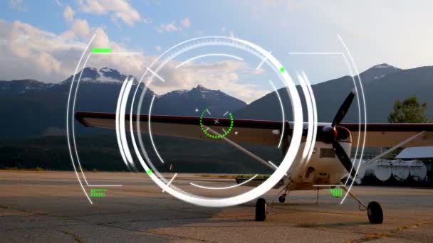 接続とデータ処理範囲の世界的なネットワークのアニメーション背景に空港内の飛行機と航空交通管制システムをスキャンします グローバル接続旅行コンセプトデジタル複合体 — ストック動画