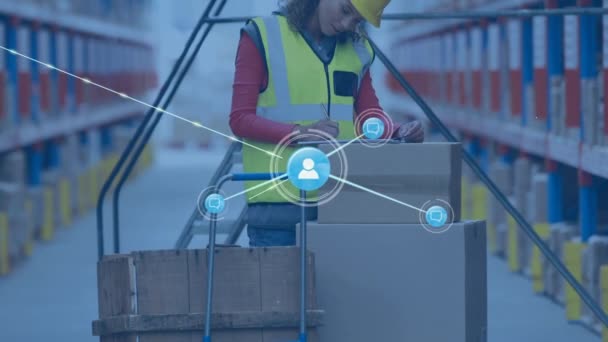 Animation du réseau de connexions avec des icônes de personnes, traitement de données numériques avec travailleur féminin entrepôt occupé dans le casque et gilet jaune en arrière-plan . 