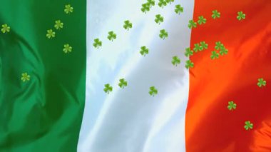 Aziz Patrick Günü 'nün animasyonu. Arka planda İrlanda bayrağına düşen yeşil yoncalar. Dijital olarak üretilen İrlanda kültürünün kutlanması.