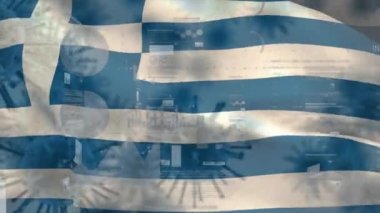 Grafikler, istatistikler ve arka planda dalgalanan Yunan ulusal bayrağıyla birden fazla makro korona virüsünün animasyonu. Küresel sağlık uyarısı enfeksiyon konseptini dijital olarak oluşturan görüntü yayıyor.