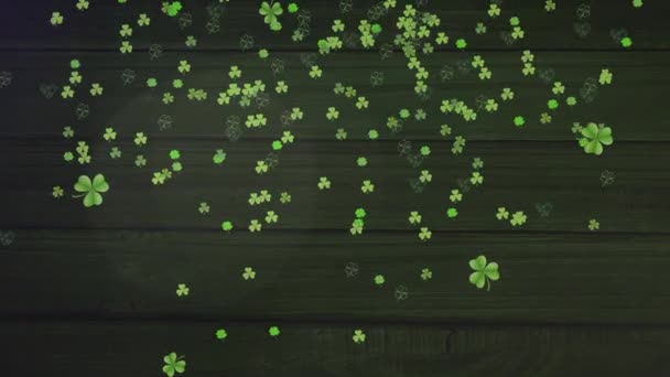 圣帕特里克节多块落下来的浅绿色洗发水石的动画 背景为深绿色木板上有亮点 — 图库视频影像