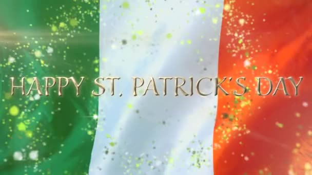 言葉のアニメーション幸せな聖パトリックの日黄金の文字で書かれ 背景にアイルランドの旗の上に円で飛ぶ光の緑輝くスポット — ストック動画