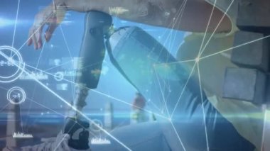 Güneşli bir arka planda, güneşli bir günde protez bacaklı ve deniz manzarasına hayran olan Kafkas engelli bir kadının veri işleme ve istatistik kaydının animasyonu.