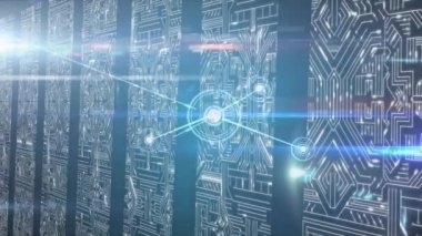 Yüzeyinde beyaz ışık izleri akan bir sunucu odasındaki bilgisayar sunucuları ağı üzerinden bağlantı ağının, veri işleme ve dijital bilginin animasyonu. 