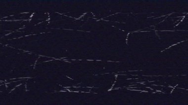 Mor bilgisayar ekranında titreşen ve cızırdayan ses parçacıklarının ve darbelerin olduğu çok renkli yatay çizgilerin animasyonu.