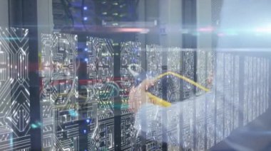 Elektronik dijital ekipman tutan bilişim teknisyeninin animasyonu, veri işleme ve bilgisayar sunucu ağından yüzey üzerinde beyaz ışık izleri akan bir sunucu odasında akan dijital bilgi.
