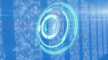 Kapsam taraması, veri işleme ve dijital bilginin yüzey üzerinde beyaz ışık izleri akan bir sunucu odasındaki bilgisayar sunucu ağında akışı animasyonu. 