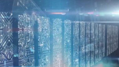 Yüzeyde beyaz ışık izleri akan bir sunucu odasında bilgisayar sunucuları ağından akan veri işleme ve dijital bilginin animasyonu. 