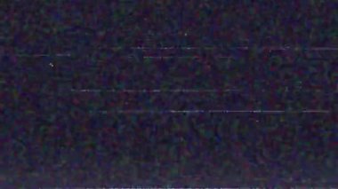 Beyaz ve çok renkli yatay çizgilerin animasyonu ve mor bilgisayar ekranında titreşen ve cızırdayan gürültü parçacıkları. Bilgi bozulması ve veri işleme kavramı dijital olarak oluşturulmuş resim.