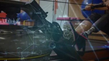 Veri işleme ve istatistik kaydının animasyonu, arka plandaki kürek makinesinde protez bacak egzersizi yapan beyaz kadın engelli atletle birlikte..