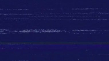 Mor bilgisayar ekranında titreşen ve cızırdayan ses parçacıklarının ve darbelerin olduğu çok renkli yatay çizgilerin animasyonu. 