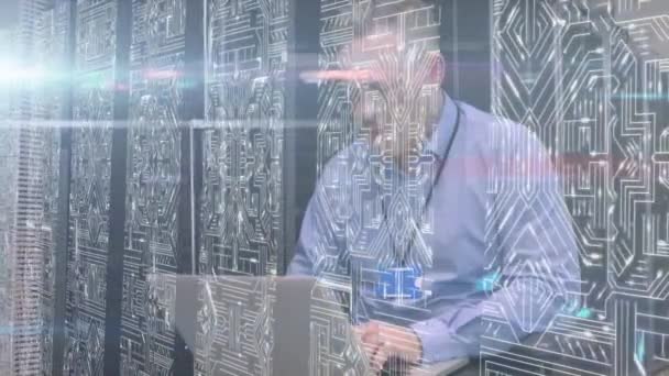 在一个表面有白光迹的服务器机房中 从事笔记本电脑 数据处理和数字信息流通网络的高加索男性信息技术技师的动画制作 — 图库视频影像