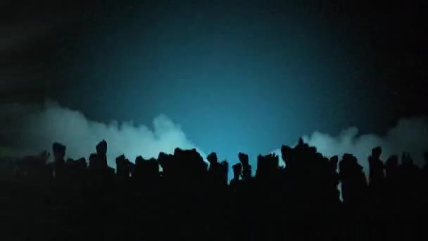 Анимация Силуэтов Людей Танцующих Руками Воздухе Концерте Движущимися Прожекторами Облаками — стоковое видео