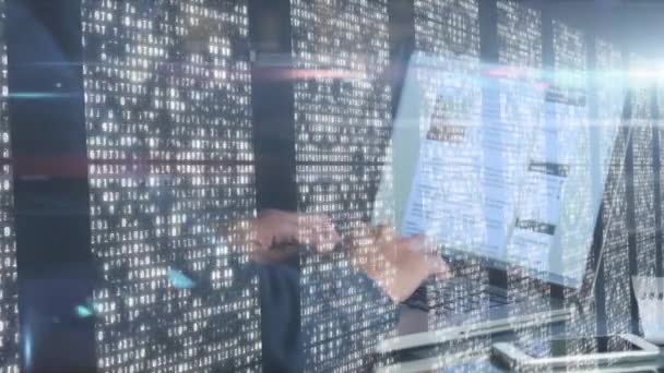 Animation d'un homme travaillant sur un ordinateur portable, le traitement de données et l'information numérique circulant à travers un réseau de serveurs informatiques dans une salle de serveurs avec des pistes de lumière blanche coulant à la surface .