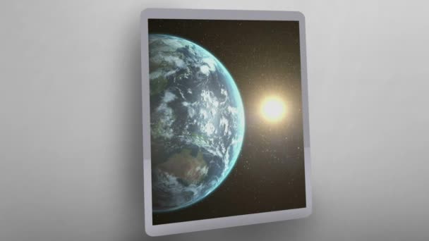 在浅灰色渐变背景下 数字平板屏幕上显示的全球旋转和太阳的动画 Nasa提供的图片元素 — 图库视频影像
