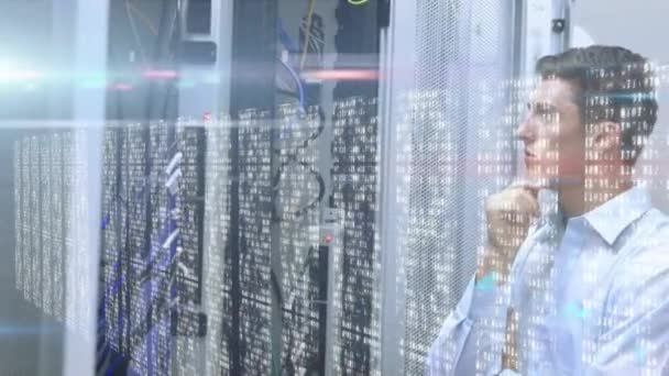 카프카스 기술자가 미소짓고 데이터 디지털 정보등의 컴퓨터 네트워크를 전송되고 — 비디오