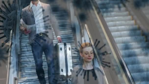 背景にスーツケースを背負った空港で男と女が階段を歩いていくと 複数のマクロコロナウイルスが拡散し浮遊するアニメーション — ストック動画