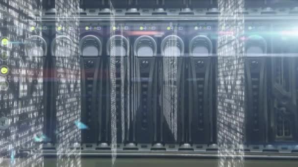 데이터 애니메이션 디지털 정보가 컴퓨터 서버의 네트워크를 흐르고 있으며 표면에는 — 비디오