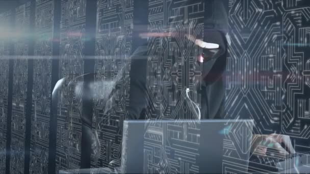 サーバールーム内のコンピュータサーバーのネットワークを介して流れるマスクハッキングコンピュータ データ処理 デジタル情報における人間のアニメーション表面に流れる白い光の歩道 — ストック動画